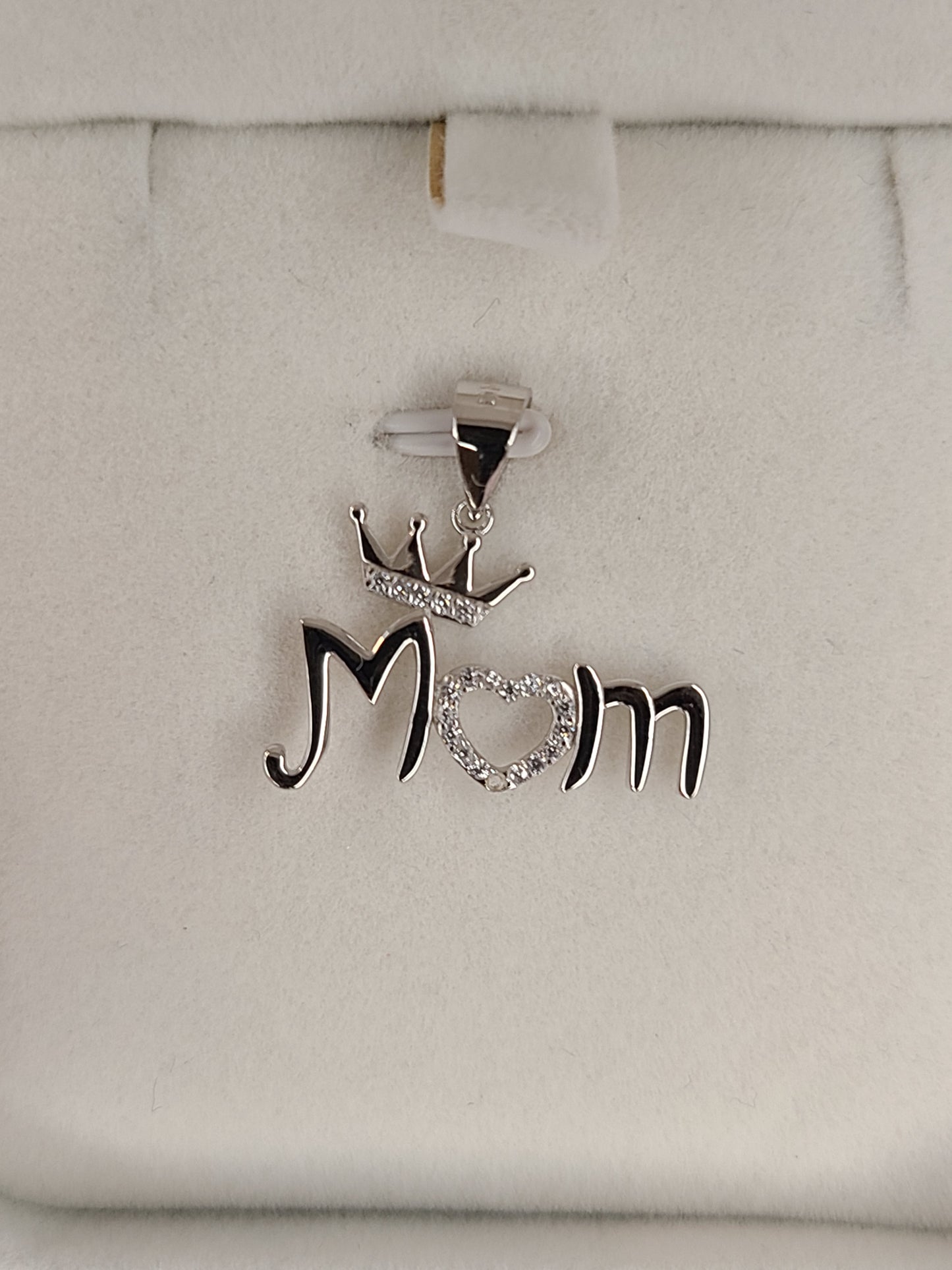 QUEEN MOM NECKLACE